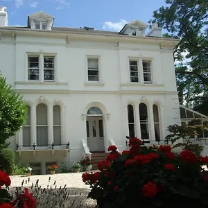 Guest house Lypiatt House